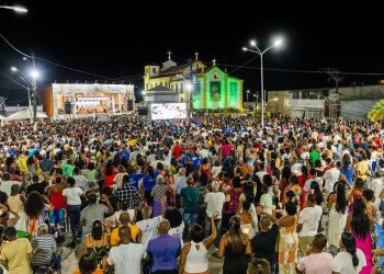 Candeias: Em festa de Nª.Sª. das Candeias, prefeito Eriton Ramos assina Ordem de Serviço para requalificação da Praça da Matriz