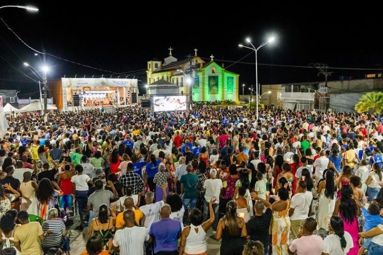 Candeias: Em festa de Nª.Sª. das Candeias, prefeito Eriton Ramos assina Ordem de Serviço para requalificação da Praça da Matriz