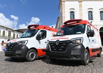 Santo Amaro recebe duas ambulâncias para reforçar frota do SAMU 192 e prefeito Flaviano Bomfim ressalta impacto positivo da renovação da frota