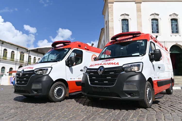 Santo Amaro recebe duas ambulâncias para reforçar frota do SAMU 192 e prefeito Flaviano Bomfim ressalta impacto positivo da renovação da frota