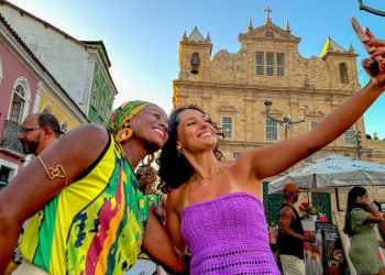 Crescimento em viagens internacionais sinaliza Carnaval da Bahia com recorde de visitantes estrangeiros, comemora secretário Maurício Bacelar