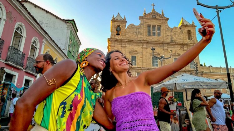 Crescimento em viagens internacionais sinaliza Carnaval da Bahia com recorde de visitantes estrangeiros, comemora secretário Maurício Bacelar 1 Crescimento em viagens internacionais sinaliza Carnaval da Bahia com recorde de visitantes estrangeiros, comemora secretário Maurício Bacelar