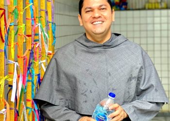 Blogueiro Luis Peixoto ataca o pároco Frei Thiago Noronha e Comunidade Católica de Candeias, gerando mais uma polêmica