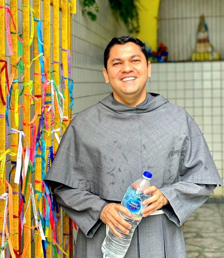 Blogueiro Luis Peixoto ataca o pároco Frei Thiago Noronha e Comunidade Católica de Candeias, gerando mais uma polêmica