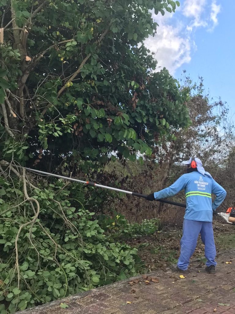 São Francisco do Conde: Prefeito Antônio Calmon e secretário Amarildo Guedes realizam mutirão de limpeza no bairro da Baixa Fria 3 3d492179 721b 4bc1 967e 1af8f5594597