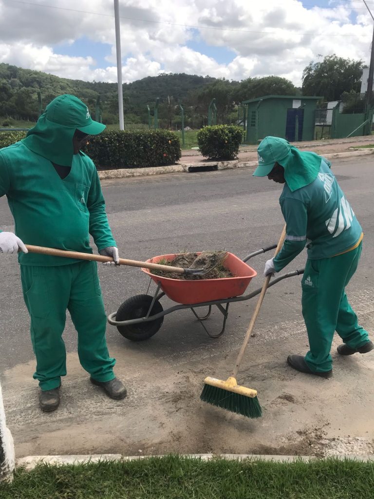 São Francisco do Conde: Prefeito Antônio Calmon e secretário Amarildo Guedes realizam mutirão de limpeza no bairro da Baixa Fria 2 704726cf 95b1 491a be5a 846dd1282519