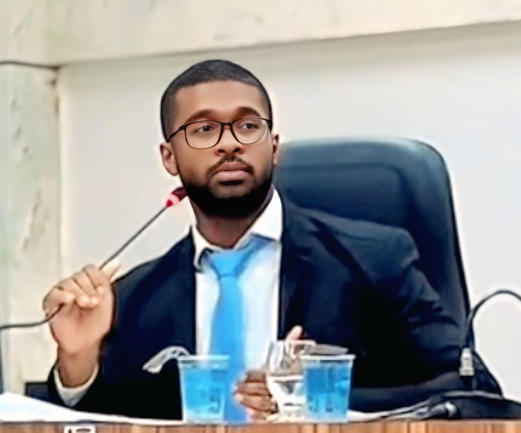 Rosevaldo Adorno, vereador mais votado em Candeias, participa de sua primeira Sessão Ordinária na Casa Legislativa e rebate ver. Sargento Francisco