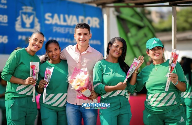 Secretário Alan Cássio, ao lado de Rosana de Bobó, presidente da Câmara, participa de café da manhã especial com as guerreiras da limpeza urbana de Candeias 1 Secretário Alan Cássio, ao lado de Rosana de Bobó, presidente da Câmara, participa de café da manhã especial com as guerreiras da limpeza urbana de Candeias