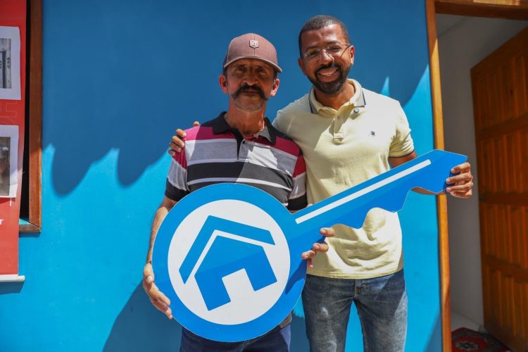 Candeias: Com o Programa Construindo Sonhos, prefeito Eriton Ramos eleva a autoestima de candeense que se emociona ao voltar para casa reformada pela gestão municipal