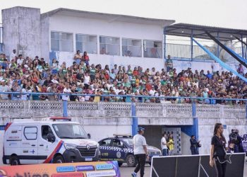 Secretária de Esporte e Lazer, Jaqueline Souza comemora estreia do Campeonato Serrinhense de Futebol com grande público