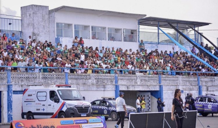 Secretária de Esporte e Lazer, Jaqueline Souza comemora estreia do Campeonato Serrinhense de Futebol com grande público