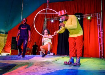 Em ação da prefeitura de Candeias, crianças autistas atendidas pelo Querer Bem vão ao Circo