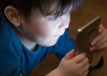 Uso excessivo de celular por crianças pode trazer diversos riscos para a saúde física, mental e social