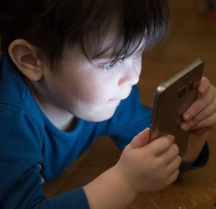 Uso excessivo de celular por crianças pode trazer diversos riscos para a saúde física, mental e social 1 Uso excessivo de celular por crianças pode trazer diversos riscos para a saúde física, mental e social