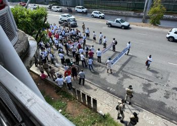 Rodoviários da CSN protestam no Iguatemi em Salvador por indenização atrasada 7 Rodoviários da CSN protestam no Iguatemi em Salvador por indenização atrasada
