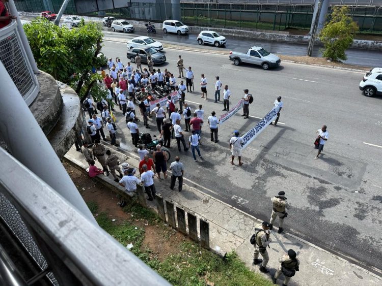 Rodoviários da CSN protestam no Iguatemi em Salvador por indenização atrasada 1 Rodoviários da CSN protestam no Iguatemi em Salvador por indenização atrasada