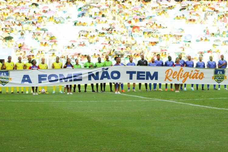 Salvador se une em campo e fora dele na quarta edição do 'Driblando a Fome': 200 toneladas de esperança arrecadadas 1 Salvador se une em campo e fora dele na quarta edição do ‘Driblando a Fome’: 200 toneladas de esperança arrecadadas