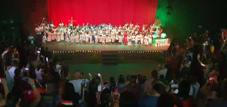 Feira de Santana: Uma das principais escolas de valores cristãos da Bahia, a Escola Prisma realiza um lindo musical no Centro de Cultura Amélio Amorim e causa emoção.