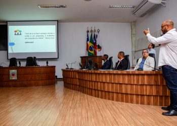 Secretário da SEFAZ Denison da Conceição e equipe técnica realizam audiência pública sobre a LDO 2026 na câmara de vereadores de Candeias