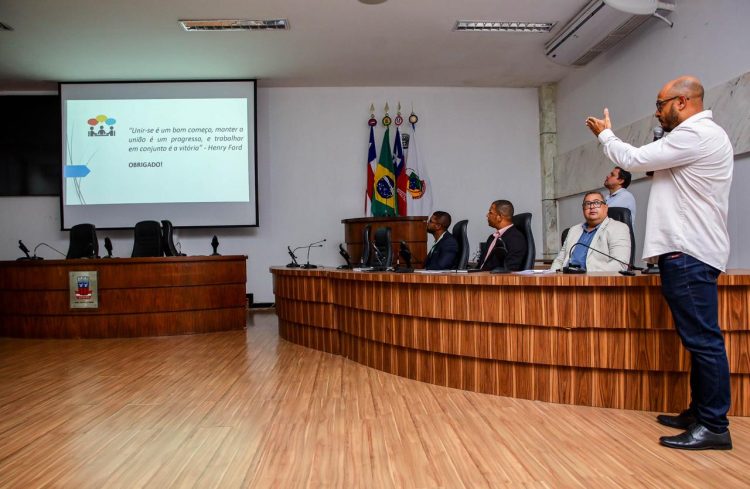 Secretário da SEFAZ Denison da Conceição e equipe técnica realizam audiência pública sobre a LDO 2026 na câmara de vereadores de Candeias 1 Secretário da SEFAZ Denison da Conceição e equipe técnica realizam audiência pública sobre a LDO 2026 na câmara de vereadores de Candeias