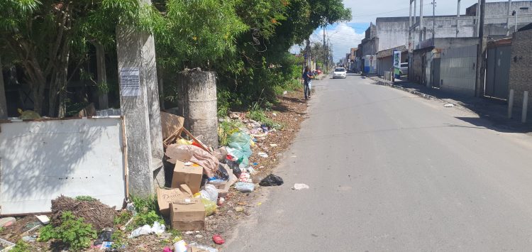 Feira de Santana: Feira VII enfrenta crise de saneamento e limpeza pública, moradores clamam por atenção da prefeitura 1 Feira de Santana: Feira VII enfrenta crise de saneamento e limpeza pública, moradores clamam por atenção da prefeitura