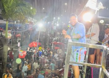 Explosão de emoção e energia na Micareta de Feira, Chupando Halles encanta multidão mesmo sob fortes chuva 6 Explosão de emoção e energia na Micareta de Feira, Chupando Halles encanta multidão mesmo sob fortes chuva