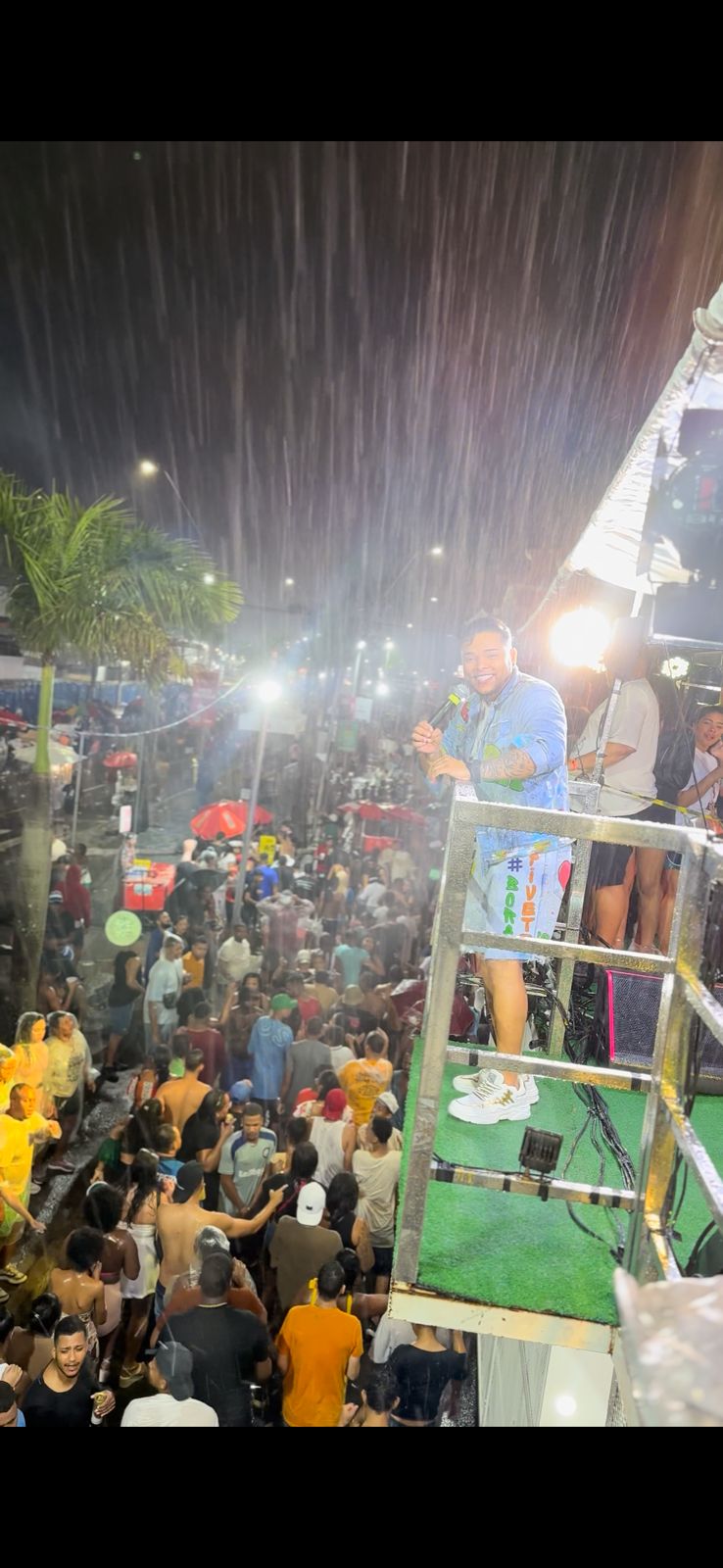 Explosão de emoção e energia na Micareta de Feira, Chupando Halles encanta multidão mesmo sob fortes chuva 1 Explosão de emoção e energia na Micareta de Feira, Chupando Halles encanta multidão mesmo sob fortes chuva