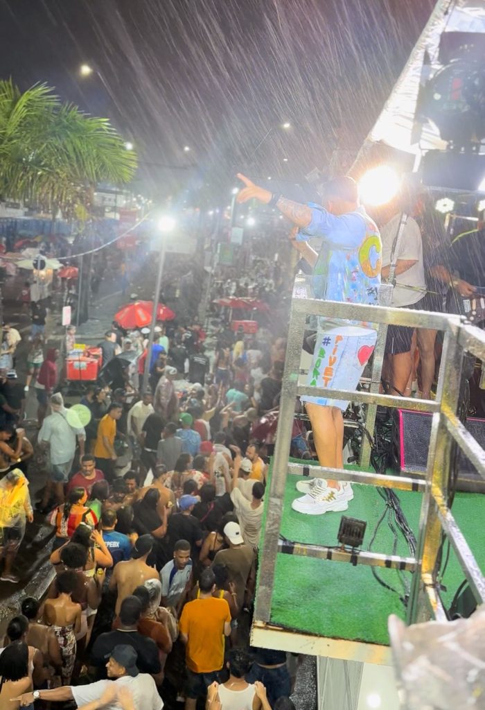 Explosão de emoção e energia na Micareta de Feira, Chupando Halles encanta multidão mesmo sob fortes chuva 3 img 20250524 wa0348