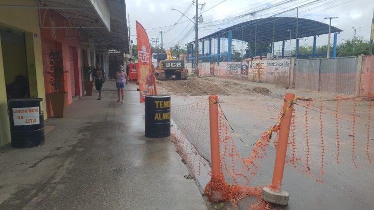 Feira de Santana: Obra da Embasa no Feira VII quase um mês parada, prejudicando comerciante e moradores 1 Feira de Santana: Obra da Embasa no Feira VII quase um mês parada, prejudicando comerciante e moradores