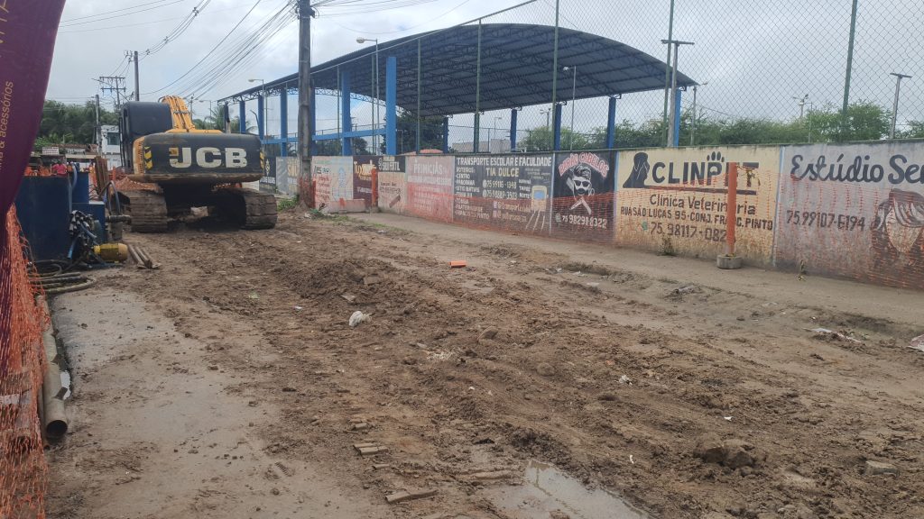 Feira de Santana: Obra da Embasa no Feira VII quase um mês parada, prejudicando comerciante e moradores 3 img 20250526 wa0077