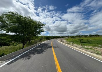 Barrocas: Parceria entre Almir de Maciel, Jerônimo e Sérgio Brito entrega pavimentação e esperança ao município