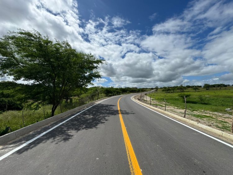 Barrocas: Parceria entre Almir de Maciel, Jerônimo e Sérgio Brito entrega pavimentação e esperança ao município