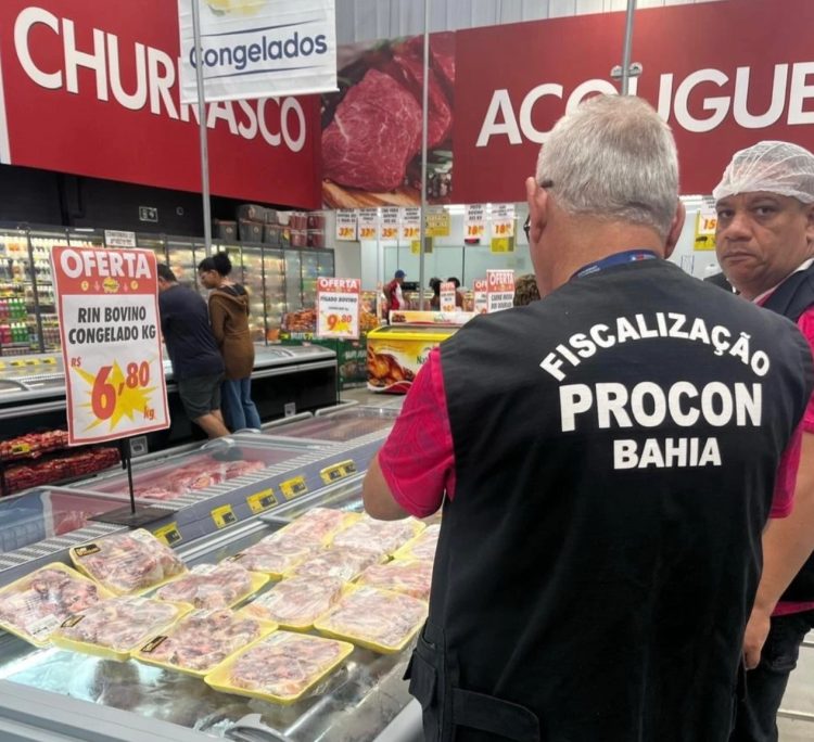 Feira de Santana: Mercantil Rodrigues e Mineirão são flagrados comercializando produtos vencidos e impróprios para consumo durante fiscalização do Procon