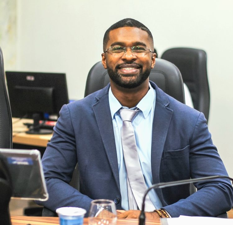 Vereador Rosevaldo Adorno fortalece seu mandato ao aprovar reajuste de 8% para servidores de Candeias