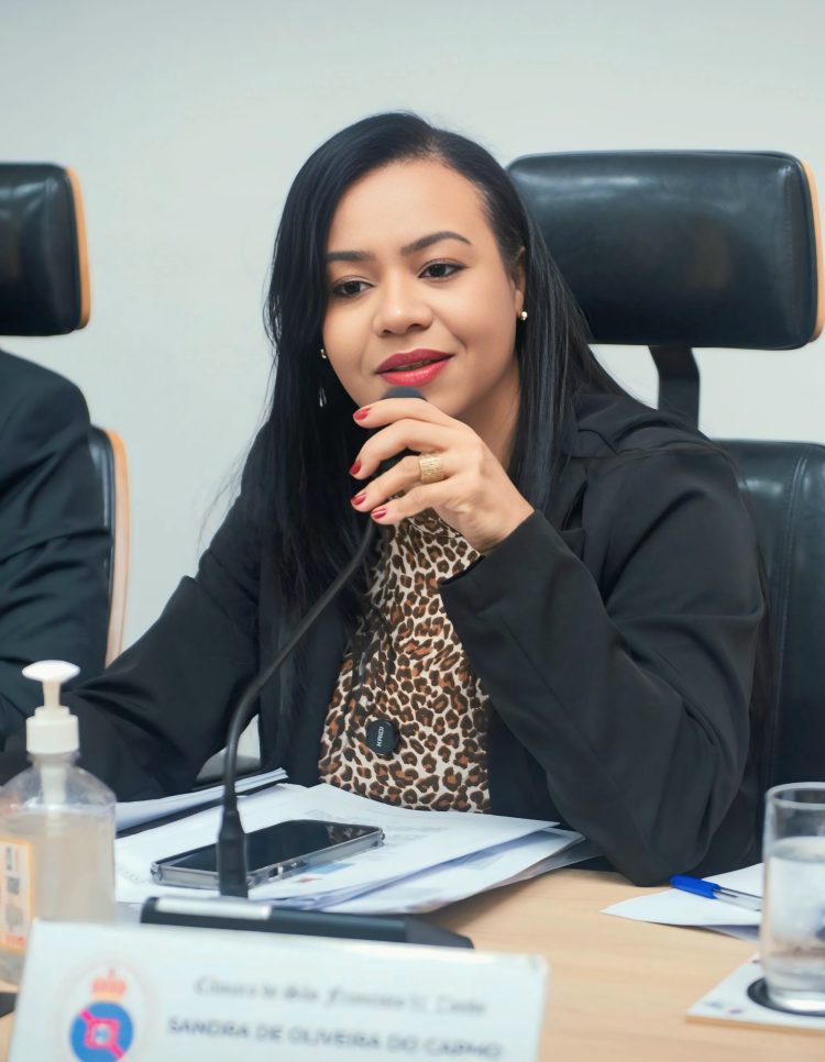 Sandrinha indica que a gestão encaminhe um novo projeto de lei que garanta a redução da contribuição para custeio do serviço de iluminação pública, CIP