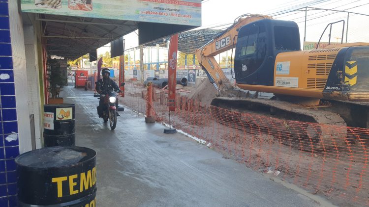 FS: Moradores de Feira VII reivindicam atenção urgente dos poderes públicos diante do descaso da Embasa e das obras inacabadas na rua Comendador Gomes