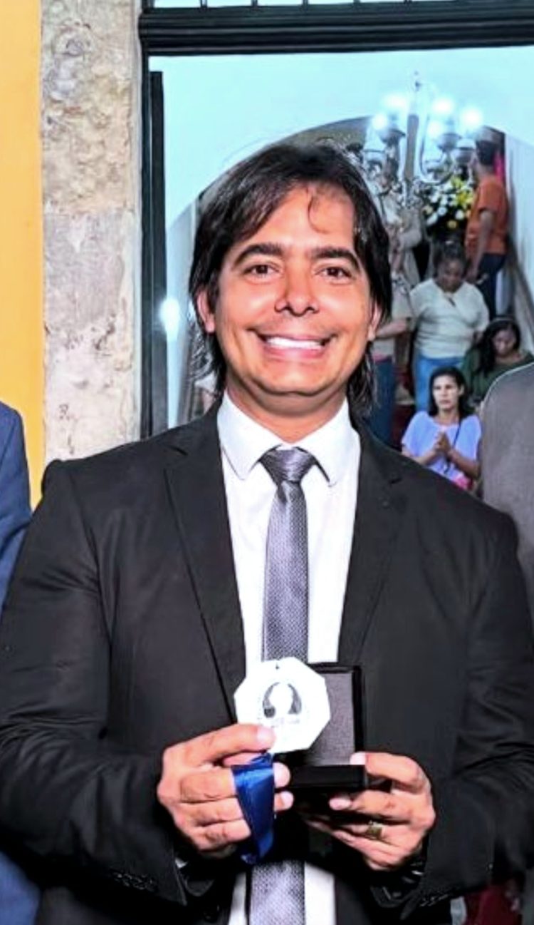 A importância do médico e ex-prefeito de Candeias, Dr. Pitágoras, receber homenagem em Santo Amaro da Purificação ontem (14)