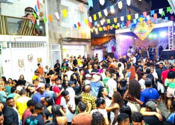 Arraiá do São Pedro na Rua dos Missionários reafirma tradição em Candeias