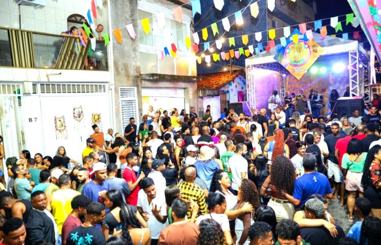 Arraiá do São Pedro na Rua dos Missionários reafirma tradição em Candeias