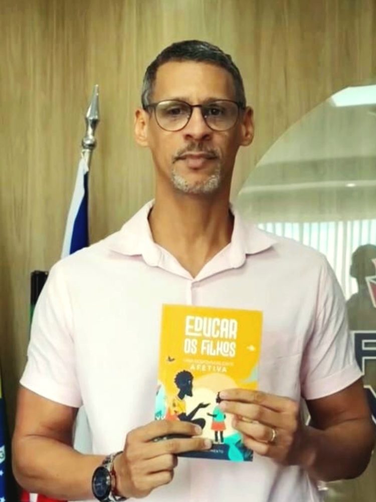 Escritor Vladimir Nascimento lança livro “Educar os Filhos, Uma Responsabilidade Afetiva” em Candeias