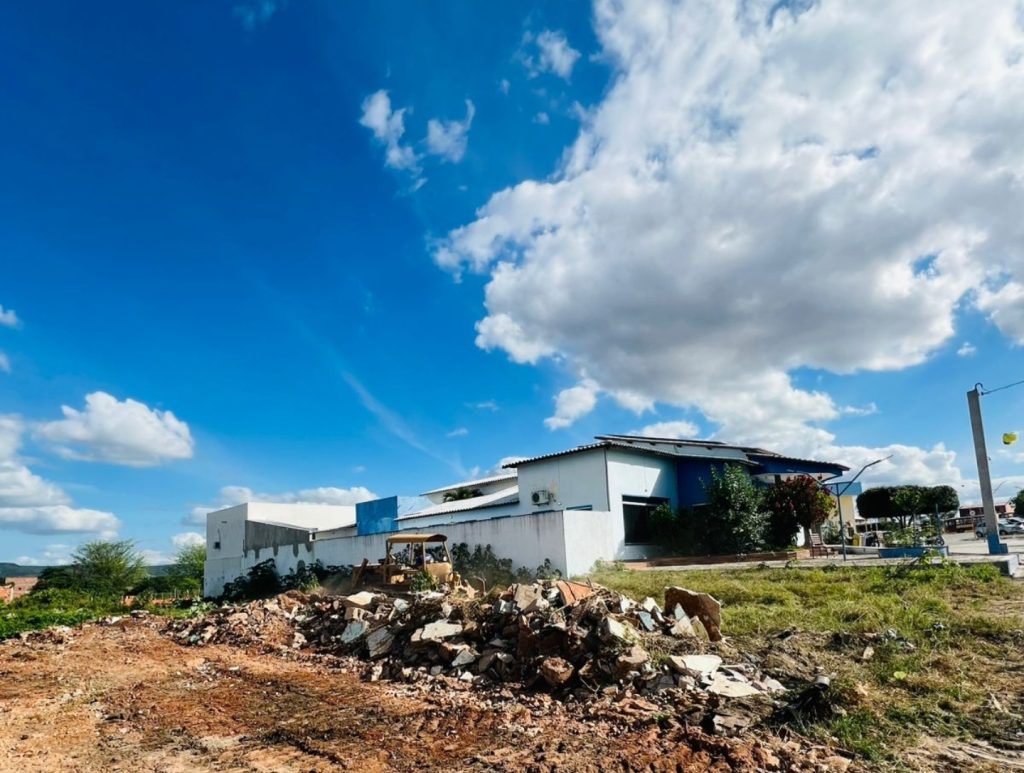 Barrocas: Ex-prefeito incompetente deixou de resolver problema de esgotos, mas a máquina trabalho de Almir de Maciel chegou e resolveu com ação rápida 3 screenshot 20250807 124820 whatsapp