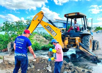 Barrocas: Ex-prefeito incompetente deixou de resolver problema de esgotos, mas a máquina trabalho de Almir de Maciel chegou e resolveu com ação rápida 2 Barrocas: Ex-prefeito incompetente deixou de resolver problema de esgotos, mas a máquina trabalho de Almir de Maciel chegou e resolveu com ação rápida