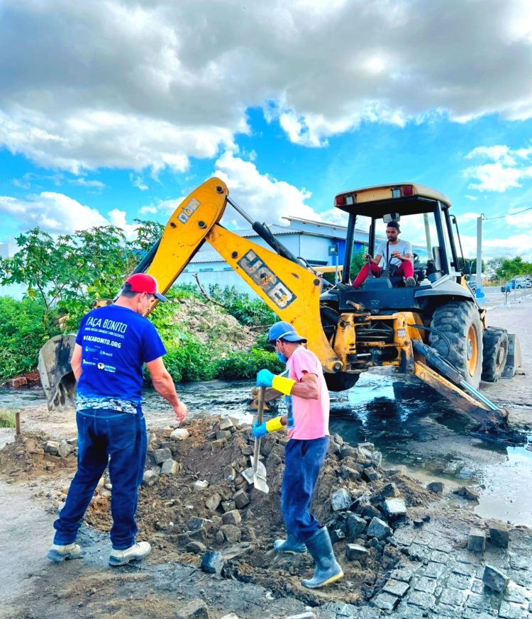 Barrocas: Ex-prefeito incompetente deixou de resolver problema de esgotos, mas a máquina trabalho de Almir de Maciel chegou e resolveu com ação rápida 1 Barrocas: Ex-prefeito incompetente deixou de resolver problema de esgotos, mas a máquina trabalho de Almir de Maciel chegou e resolveu com ação rápida