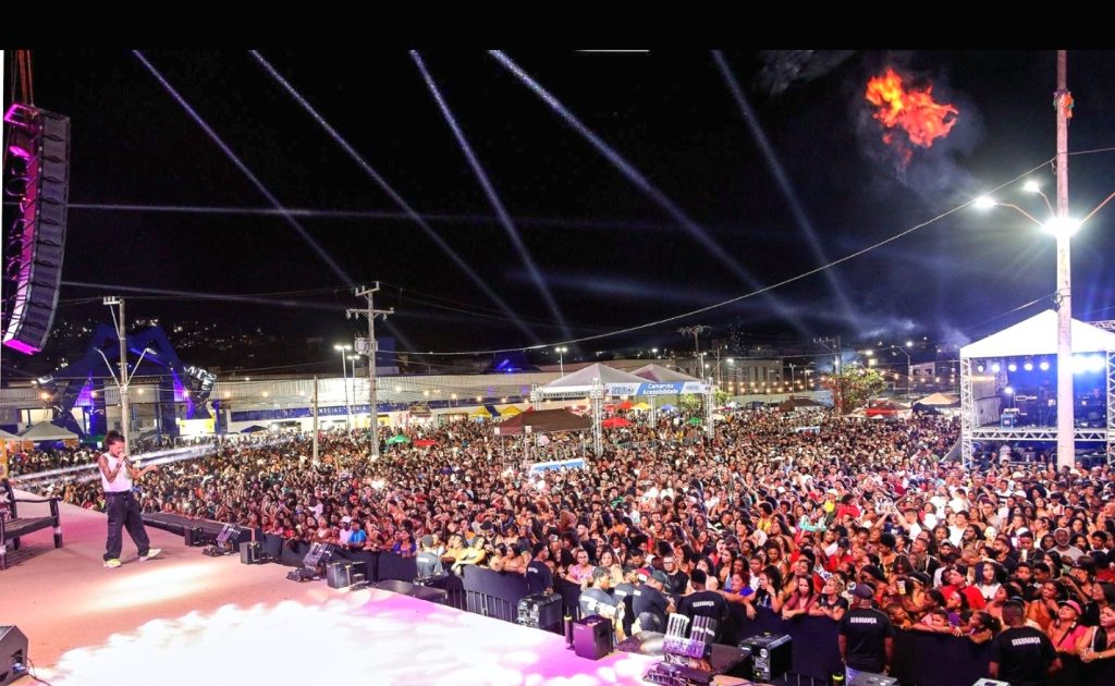 Candeias celebra 67 anos com mais de 30 mil pessoas na terra do arrocha, destaque para Tayrone, um dos precursores do ritmo 2 screenshot 20250815 143127 whatsapp