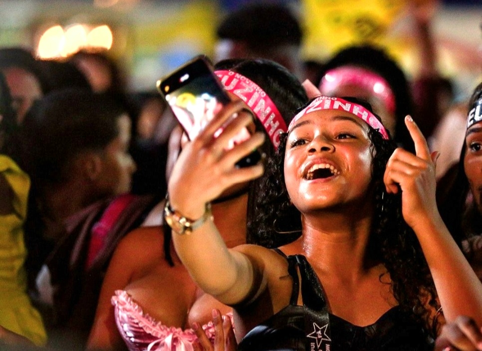 Candeias celebra 67 anos com mais de 30 mil pessoas na terra do arrocha, destaque para Tayrone, um dos precursores do ritmo 4 screenshot 20250815 143146 whatsapp