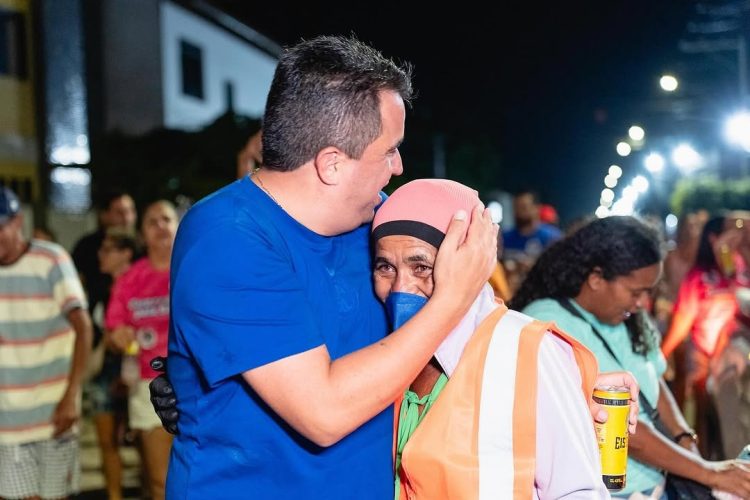 Micareta de Serrinha conta com a presença de Adriano Lima, ex-prefeito e pré-candidato a deputado, prestigiando o prefeito Cyro Novais