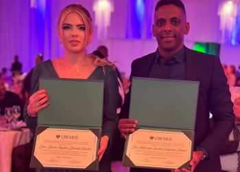 Casal de médicos de Feira de Santana e Aracaju homenageado pelo CREMEB por atuação em voo internacional 5 Casal de médicos de Feira de Santana e Aracaju homenageado pelo CREMEB por atuação em voo internacional