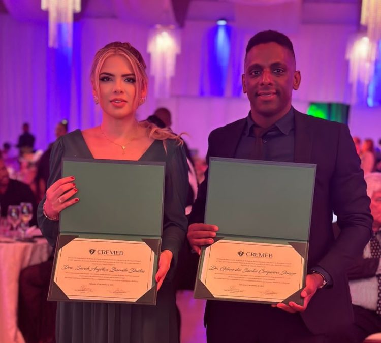 Casal de médicos de Feira de Santana e Aracaju homenageado pelo CREMEB por atuação em voo internacional