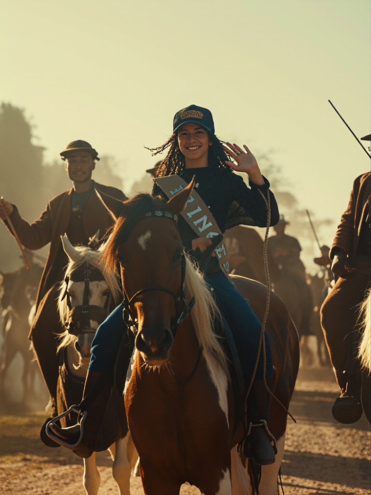 Ana Júlia Machado Brilha na Cavalgada Lua Nova em Candeias: Um Fenômeno na Montaria Baiana