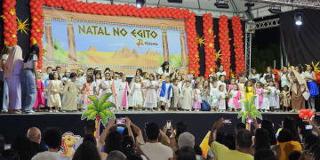 Escola Prisma encerra o ano letivo com o musical “Natal na Praça – A Promessa Nasceu” e reafirma excelência educacional em Feira de Santana